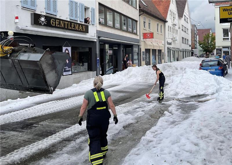 Umfrage: Fast zwei Drittel haben Angst vor Extremwetter Nach einem Unwetter sind die Straßen in der Innenstadt von Reutlingen mit einer hohen Hagel-Schicht überzogen.