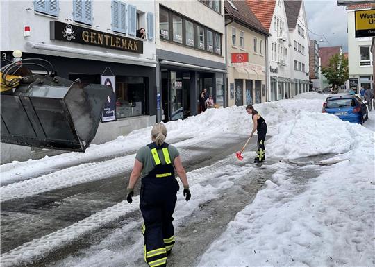 Nach einem Unwetter sind die Straßen in der Innenstadt von Reutlingen mit einer hohen Hagel-Schicht überzogen.