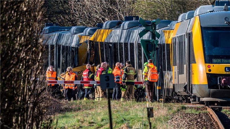 Nach einem Zugunfall mit mehreren Verletzten in Dänemark sind Rettungskräfte an der Unfallstelle im Einsatz. 
