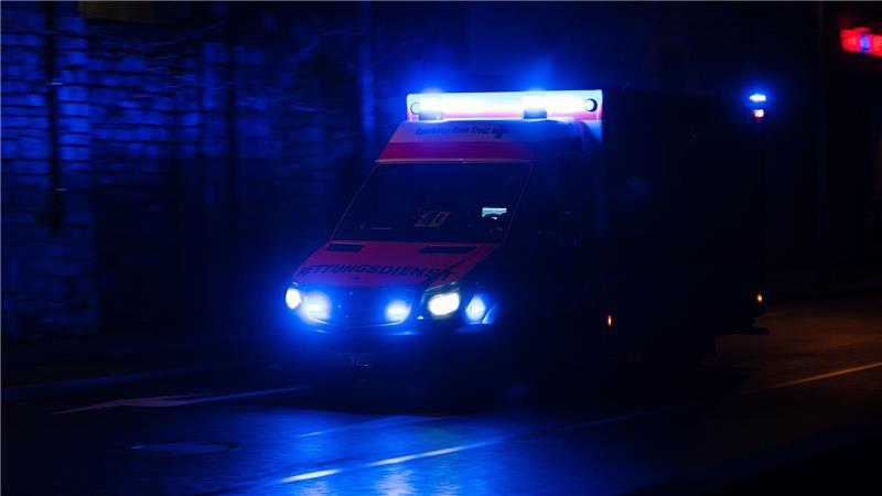 Nach einem Zusammenstoß mit einem Fußgänger stürzt ein Radfahrer und wird schwer verletzt. (Symbolbild)