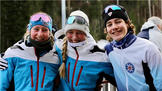 Nach einem erfolgreichen Deutschlandpokal-Wochenende in Ruhpolding haben Liv Hildebrand, Emma Busche und Aaron Jakobs (v. l.) allen Grund für gute Laune.