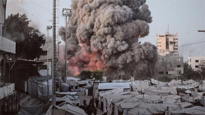Nach einem israelischen Angriff in Gaza Stadt steigt Rauch auf.