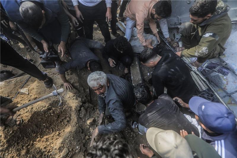 Hamas-Behörde: Mehr als 20.000 Tote im Gazastreifen Nach einem israelischen Angriff suchen Palästinenser in Rafah nach Überlebenden.