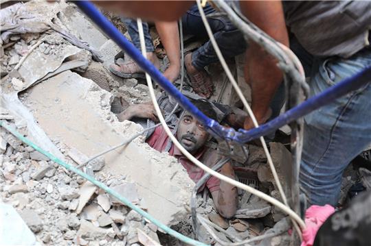 Nach einem israelischen Angriff wird ein Überlebender aus den Trümmern im Flüchtlingslager Nuseirat gerettet.