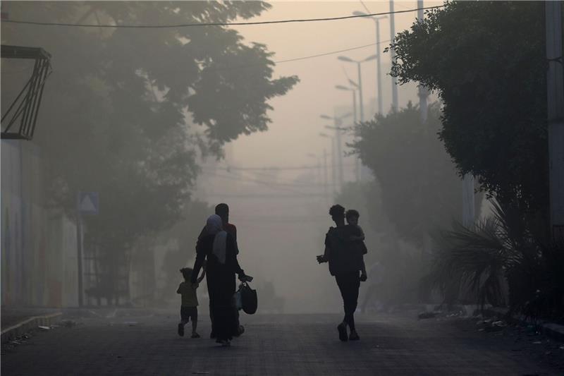 Gaza braucht humanitäre Hilfe Nach einem israelischen Luftangriff auf Gaza-Stadt ergreift eine palästinensische Familie die Flucht.
