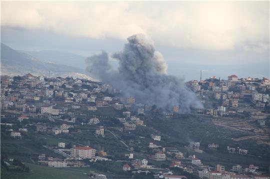 Nach einem israelischen Luftangriff auf Maroun al-Ras, Libanon, steigt Rauch auf. Ein Hisbollah-Kämpfer wurde getötet und drei Zivilisten wurden am Freitag bei Konfrontationen an der libanesisch-israelischen Grenze verwundet, wie libanesische Militärquellen berichteten. Foto: Taher Abu Hamdan/XinHua/dpa