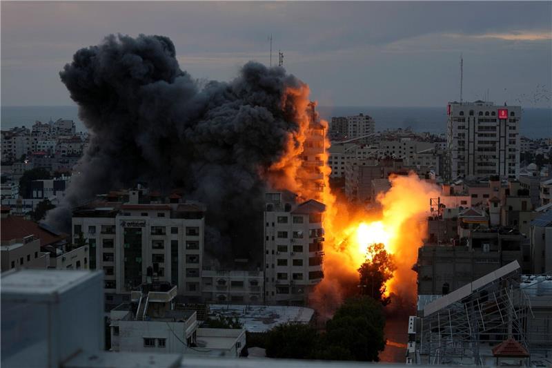 Nach einem israelischen Luftangriff auf ein palästinensisches Wohngebiet steigt Rauch nach der Explosion auf.