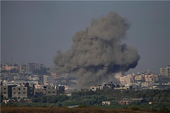 Nach einem israelischen Luftangriff im Gazastreifen steigt starker Rauch auf.