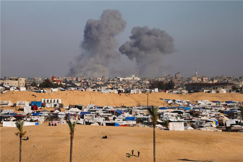 Israel rückt in Rafah ein und übernimmt Grenze zu Ägypten Nach einem israelischen Luftangriff östlich von Rafah im Gazastreifen steigt Rauch auf.
