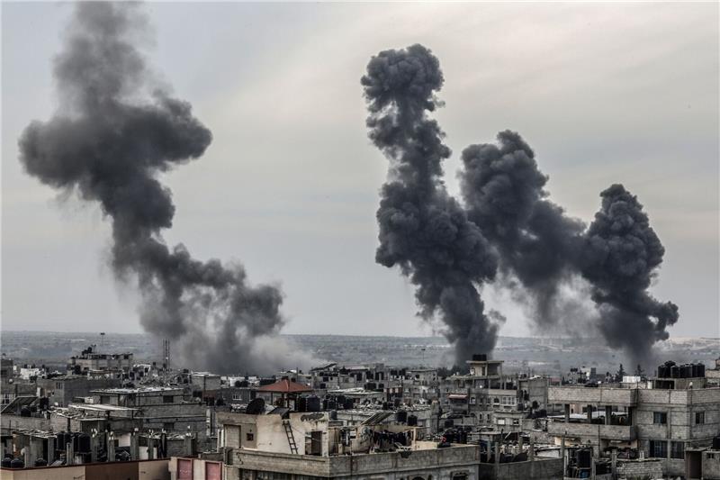 Nach einem israelischen Luftangriff steigt Rauch aus Gebäuden im Gazastreifen auf.