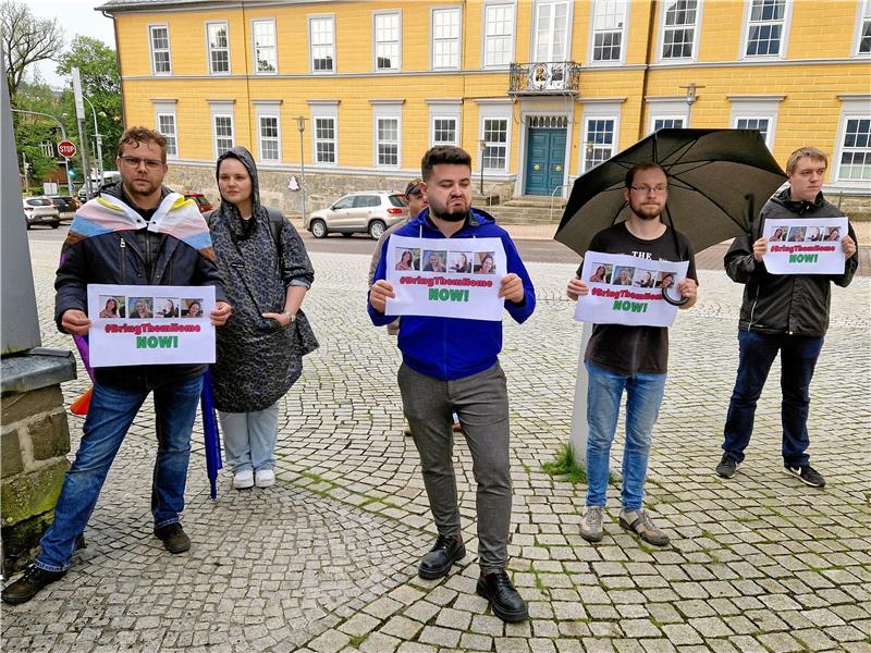80 Menschen protestieren in Clausthal bei Pro-Palästina-Demo Nach einem kritischen Ausruf tauschen die Grundgesetz-Demonstranten ihre Plakate aus und zeigen israelische Frauen, die sich in der Gefangenschaft der Hamas befänden. Foto: Knoke