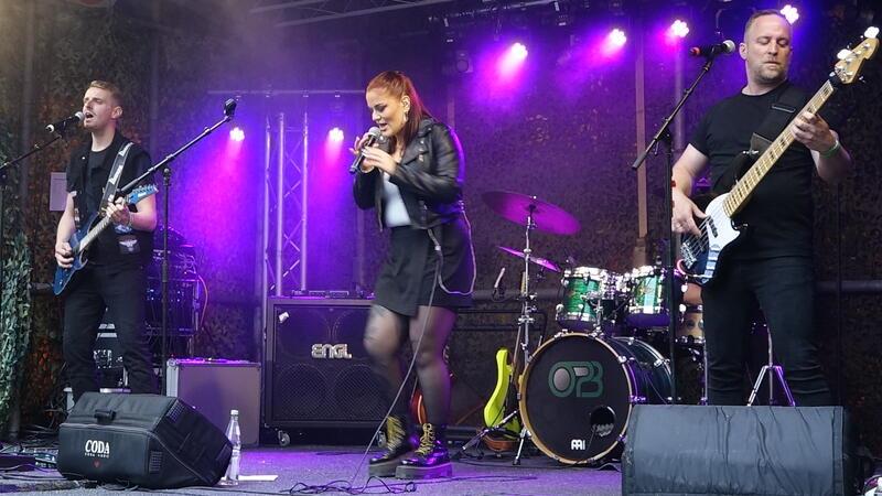 700 Gäste feiern beim „Pfauenteiche Rocken“ Nach einem kurzen Regenschauer gibt die Goslarer Band OP3 ihre Rock- und Metal-Klassiker zum Besten.