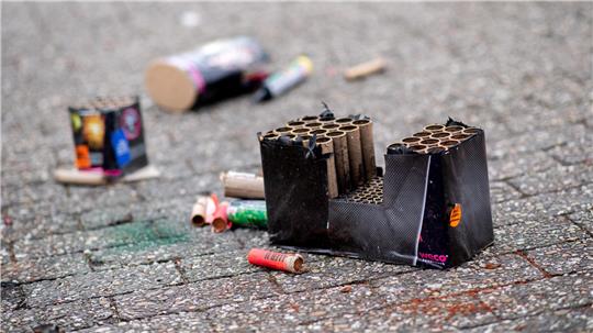Abgebrannte Feuerwerkskörper liegen auf der Straße.