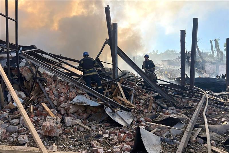Krieg gegen die Ukraine: So ist die Lage Nach einem russischen Drohnen- und Raketenangriffen löschen Einsatzkräfte in Krywyj Rih einen Brand.