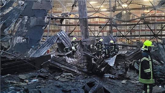 Nach einem russischen Luftangriff auf Odessa Mitte Juni löschen Feuerwehrleute einen Brand in einem Lagergebäude. Nun hat Russland die Schwarzmeerstadt erneut angegriffen.