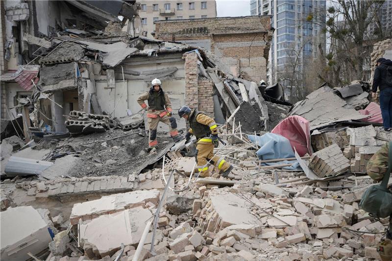 Krieg gegen die Ukraine: So ist die Lage Nach einem russischen Luftangriff begutachten Ersthelfer in Kiew die Schäden. Mehrere Menschen wurden bei dem Angriff verletzt und ins Krankenhaus eingeliefert.