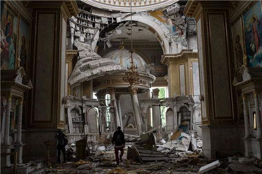 Nach einem russischen Raketenangriff inspizieren Kirchenmitarbeiter die schweren Schäden in der Verklärungskathedrale in Odessa.