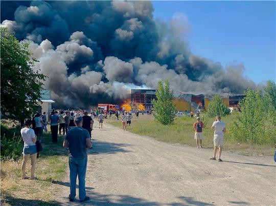 Nach einem russischen Raketeneinschlag in einem belebten Einkaufszentrum in der ukrainischen Stadt Krementschuk wird befürchtet, dass zahlreiche Zivilisten getötet oder verletzt wurden.