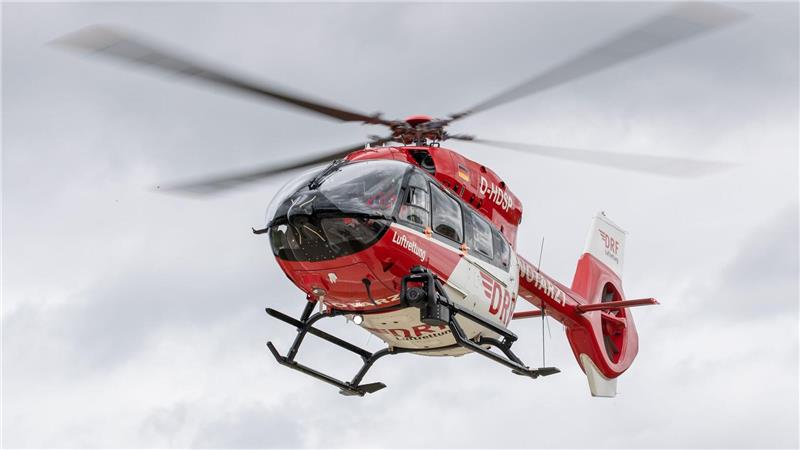 Nach einem schweren Unfall wird eine 25-Jährige mit dem Hubschrauber in ein Krankenhaus gebracht. (Symbolbild)