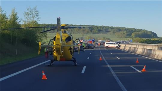Nach einem schweren Verkehrsunfall landet der Rettungshubschrauber auf der A7: Eine schwerverletzte Person muss ins Krankenhaus geflogen werden.