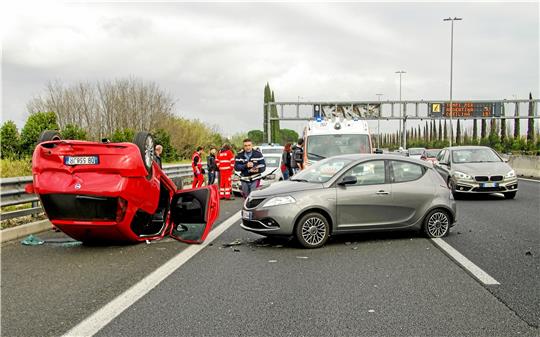 Nach einem schweren Verkehrsunfall sind die Beteiligten oftmals traumatisiert und brauchen Hilfe. Insbesondere dann, wenn ein naher Angehöriger schwerer verletzt ist oder sogar verstirbt. Symbolfoto: Pixabay