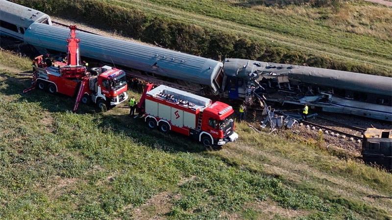 Nach einem schweren Zugunglück in Polen sind die Lokführer für mehr Sicherheit auf der Schiene in den Bummelstreik getreten.