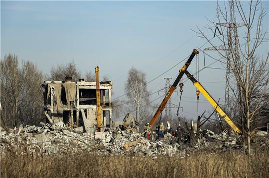Nach einem ukrainischen Raketeneinschlag in der russisch besetzten Stadt Makijiwka räumen Arbeiter die Trümmer weg. Moskau spricht von 89 Toten.