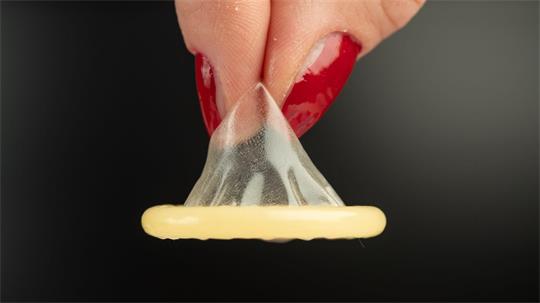 Nach einem vorsorglichen Rückruf von Kondomen durch die Behörden in Frankreich sieht ein neben anderen erwähnter deutscher Onlinehändler keinen Mangel an seinen Produkten. (Symbolbild).
