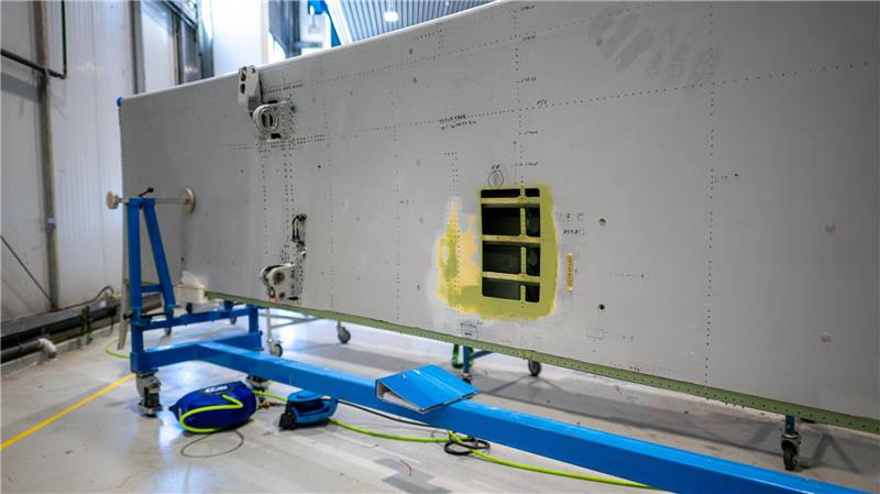 Nach einem zerplatzten Reifen ist eine Landeklappe schwer beschädigt.