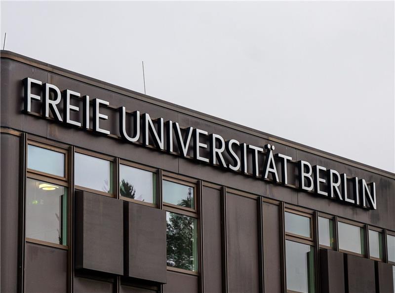 Uni erteilt Hausverbot nach Angriff auf jüdischen Studenten Nach einer Attacke auf einen jüdischen Studenten der Freien Universität Berlin hat eine Initiative einen stillen Protest organisiert, um auf Ängste jüdischer Studierender hinzuweisen.