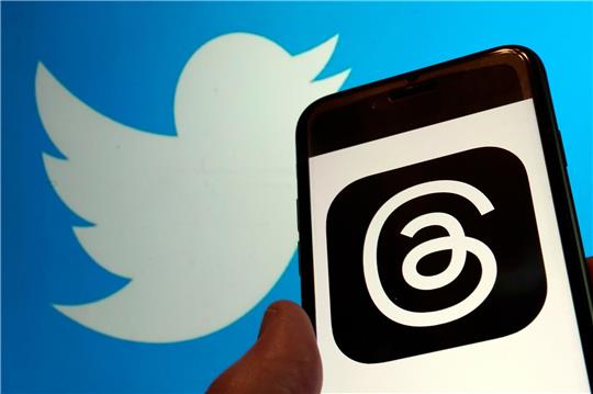 Nach einer Auswertung der Webanalyse-Firma Similarweb sank der Datenverkehr zu Twitter nach dem Threads-Start am Donnerstag im Wochenvergleich um fünf Prozent.