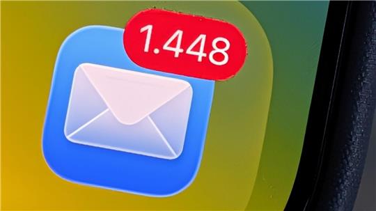 Nach einer Bitkom-Studie landen im Durchschnitt täglich 53 Mails in geschäftlichen Mail-Postfächern.