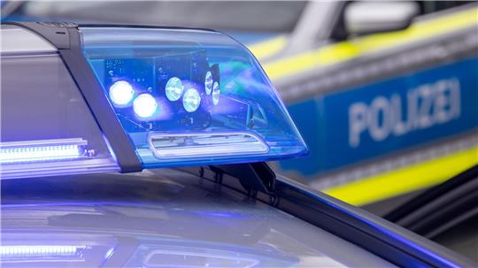 Nach einer Bombendrohung wird ein Schulzentrum in Goslar evakuiert, die Polizei geht von einem Fehlalarm aus. (Symbolbild)