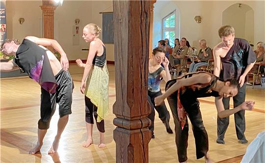 Nach einer Choreografie von Elisabeth Schilling und am Flügel herausragend begleitet von Cathy Krier zeigt ein Tanzensemble aus Luxemburg die „Dances with Ligeti“. Foto: Nachtweyh