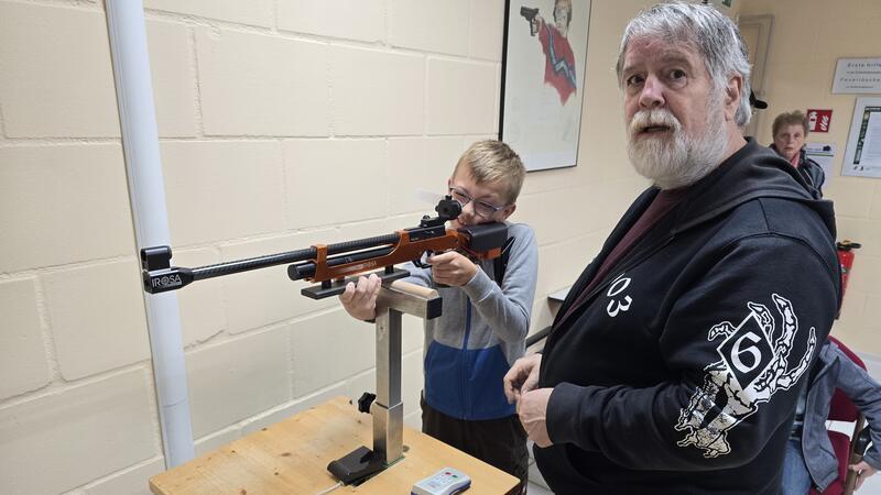 Ferienpass: Kinder schießen in Zellerfeld genau in die Mitte Nach einer Erklärung von Schützenvogt Rolf Köhler nimmt Milo das Luftgewehr fest an die Wange.