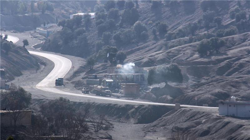 Nach einer Explosion an einem afghanischen Grenzposten steigt Rauch auf. 