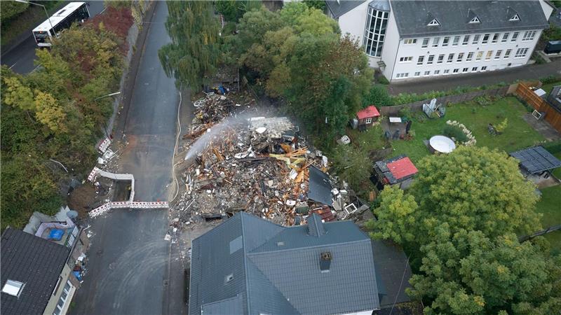 Nach einer Explosion in einem Wohn- und Geschäftshaus in Daaden in Rheinland-Pfalz ist das Gebäude komplett eingestürzt. Mehrere Personen wurden verletzt.