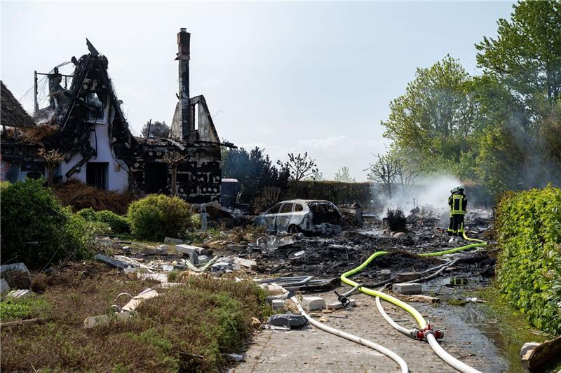 Explosion in Putgarten: Vermutlich technischer Defekt Nach einer Explosion ist in Putgarten ein Feuer ausgebrochen, das mehrere Häuser zerstört hat.