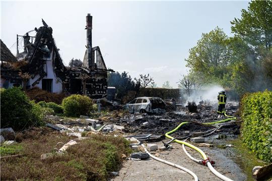 Nach einer Explosion ist in Putgarten ein Feuer ausgebrochen, das mehrere Häuser zerstört hat.