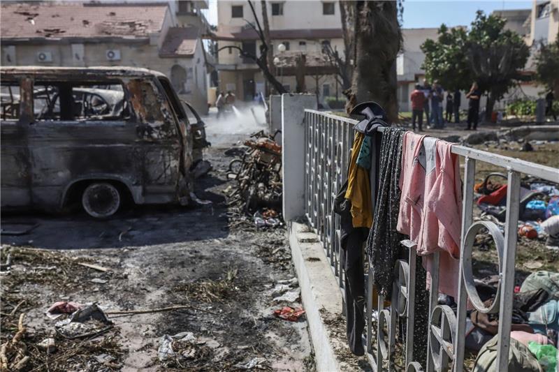 Nach einer Explosion vor dem Ahli Arab Krankenhaus in der Stadt Gaza, sieht man Habseligkeiten der Menschen verteilt auf dem Boden liegen.