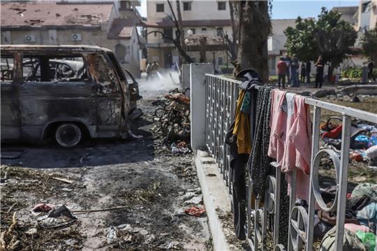Nach einer Explosion vor dem Ahli Arab Krankenhaus in der Stadt Gaza, sieht man Habseligkeiten der Menschen verteilt auf dem Boden liegen.
