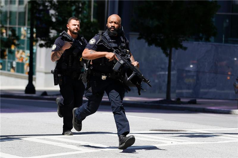 Polizei fasst Schützen in Atlanta nach Großfahndung Nach einer Großfahndung der Polizei wurde der Schütze gefasst, der in Atlanta eine Frau getötet und vier weitere verletzt haben soll.