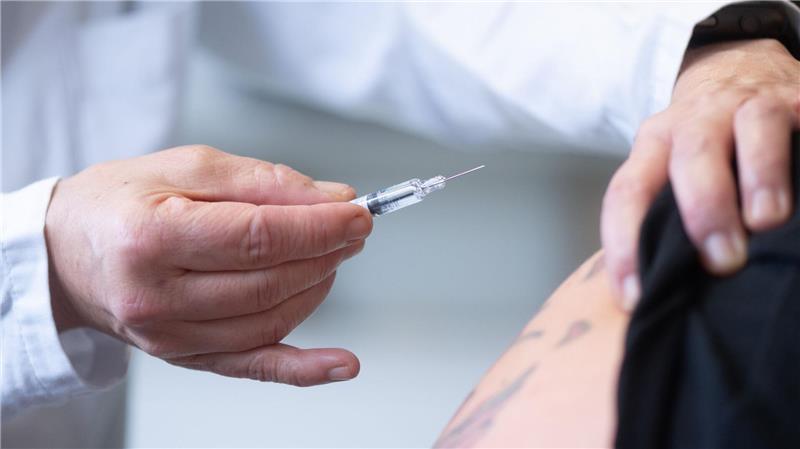 BGH klärt: Ärzte haften nicht für etwaige Corona-Impfschäden Nach einer Impfung fordert ein Mann von seiner Ärztin Schmerzensgeld. (Archivbild)