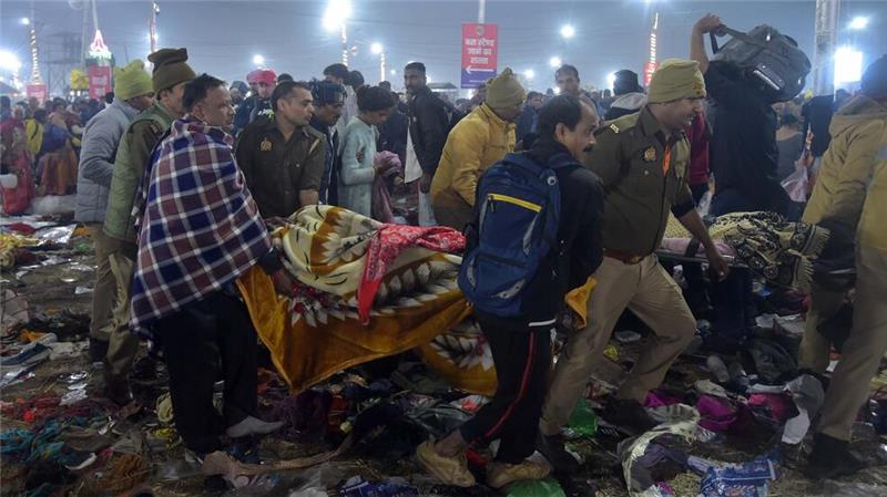 Pilgerfest in Indien: 30 Tote bei Massenpanik Nach einer Massenpanik tragen Helfer Opfer weg.