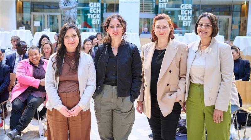 Über 60 Prozent der Musliminnen erleben oft Diskriminierung Nach einer Recherche des Mediendienstes Integration haben rund 11,6 Prozent der Abgeordneten des neuen Bundestags einen Migrationshintergrund. (Archivbild)