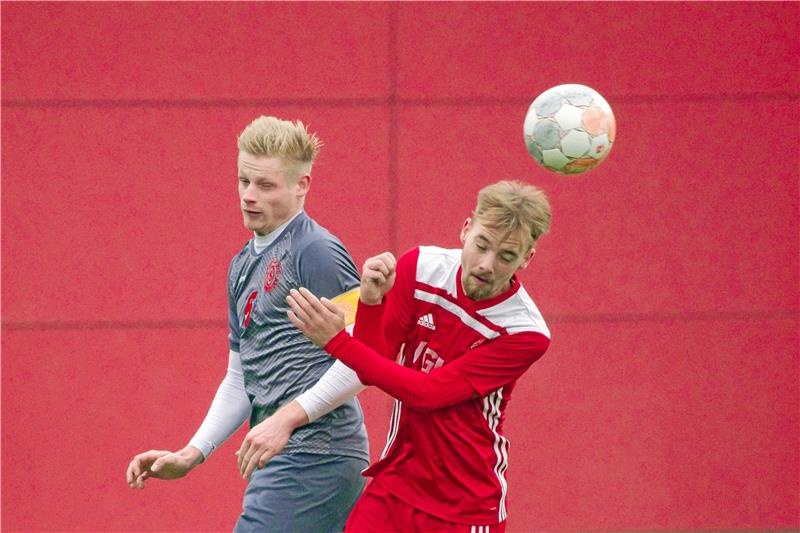 Bitterer Spieltag für TSV Gielde: Punkte weg und ein Verletzter Nach einer Roten Karte kippt das Spiel: Maximilian Meinhardt (re.) und der VfL Liebenburg unterliegen dem SC 18 Harlingerode, hier Pascal Trampe, mit 1:3. Foto: Drechsler
