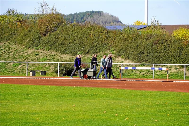 Nach einer Runde über den Sportplatz ziehen die Boßel-Teams hinaus in die Feldmark.