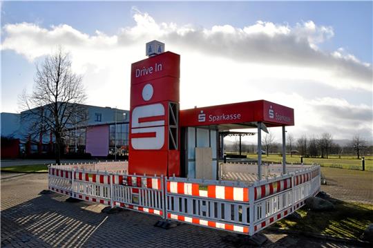 Nach einer Sprengung des Geldautomaten ist der Drive-In der Sparkasse am Goslarer Cineplex gesperrt.  Foto: Roß