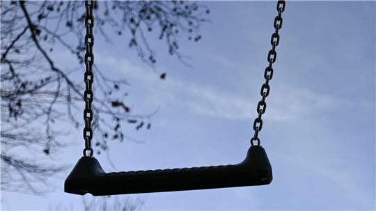 Nach einer Verabredungen über soziale Medien missbraucht ein 39-Jähriger ein Mädchen auf einem Spielplatz. (Symbolbild)