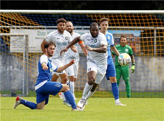 Nach einer etwas längeren Pause als üblich wollen Talent Mabidi (re.) und der VfL Oker mit gegen Fortuna Lebenstedt nachlegen und sich damit in der Tabelle oben festsetzen.  Foto: Epping